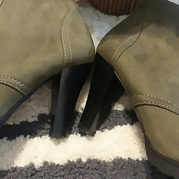 Rialto size 6M Olive Green Suede Booties - Picture 4 of 8